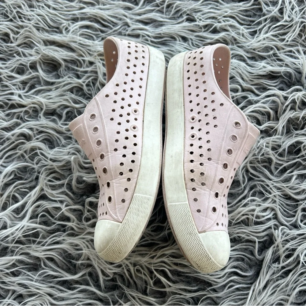 Native Jefferson Light pink Shoes Size J 4 slip-on waterproof big kids.